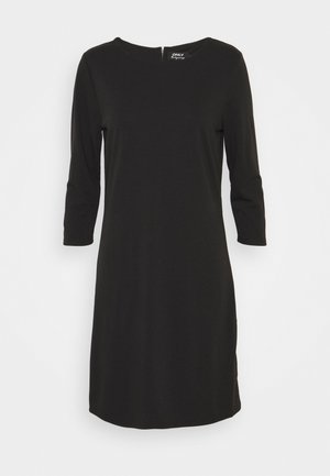 Robe noire en tissu lisse, avec un col rond, des manches trois-quarts et une fermeture éclair discrète au dos.