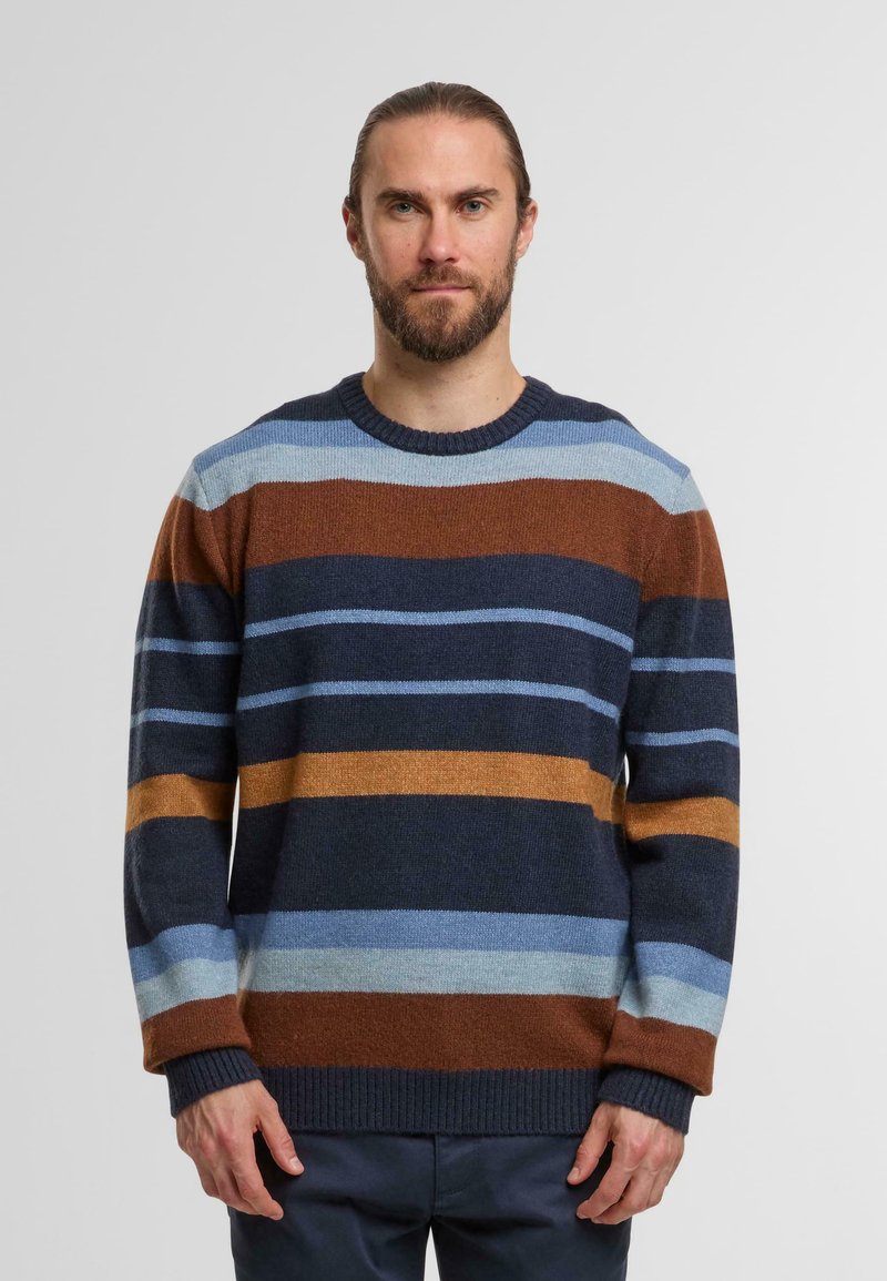 Maglione a righe in tonalità di blu, ruggine e navy. Realizzato in morbido tessuto a maglia, con colletto a girocollo a costine e maniche lunghe.