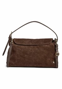 Borsa in suede marrone con patta piegata, tracolla regolabile e dettagli in pelle. Texture morbida con una finitura liscia.