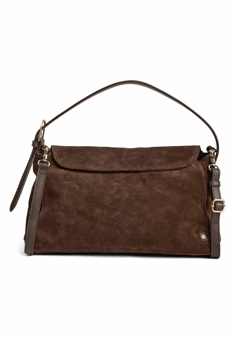 Borsa in suede marrone con patta piegata, tracolla regolabile e dettagli in pelle. Texture morbida con una finitura liscia.