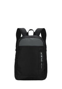 Zwarte rugzak van duurzaam materiaal, met een grijze bovenpaneel, twee schouderbanden en een zijvak van mesh. Inclusief een logo accent.