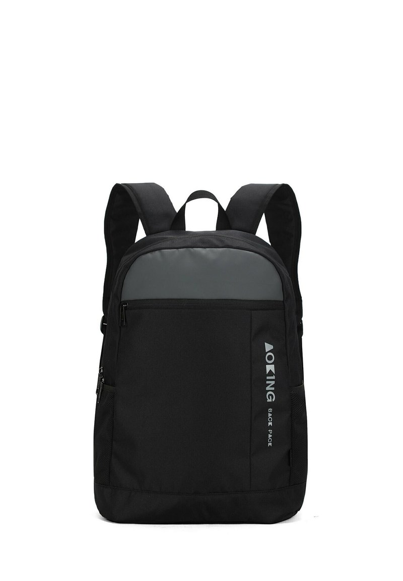 Zwarte rugzak van duurzaam materiaal, met een grijze bovenpaneel, twee schouderbanden en een zijvak van mesh. Inclusief een logo accent.