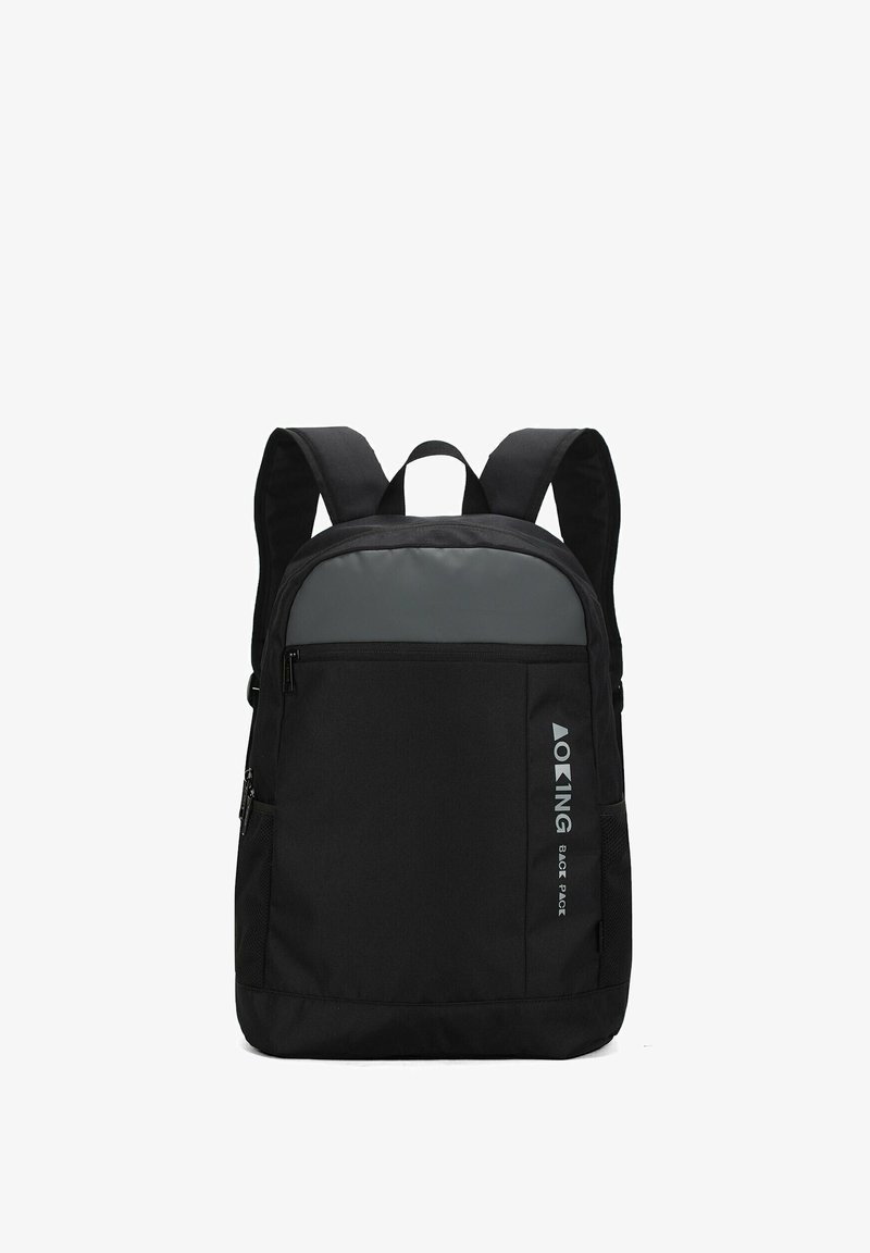 Zwarte rugzak van duurzaam materiaal, met een grijze bovenpaneel, twee schouderbanden en een zijvak van mesh. Inclusief een logo accent.