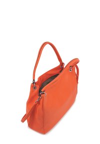 Oranje leren handtas met een gestructureerd oppervlak, dubbele schouderbanden en zilverkleurige details. Open bovenkant met een bruine binnenvoering.