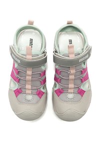 Elegante graue und mintgrüne Wasserschuhe mit pinken Akzenten, Obermaterial aus Mesh, verstellbaren Riemen und strukturierten Sohlen für besseren Halt.