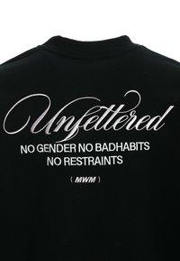 Sudadera de algodón negra con texto bordado en blanco: "Sin restricciones NO GÉNERO NO MALOS HÁBITOS SIN LIMITACIONES" en la parte trasera, diseño de cuello redondo.