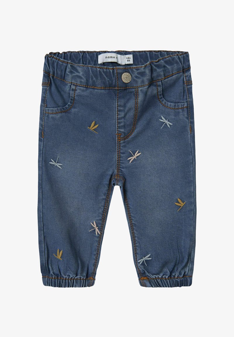 Pantalones de mezclilla con cinturilla elástica, adornados con libélulas bordadas en amarillo y tonos pasteles, y con los tobillos acampanados. Color: azul oscuro.