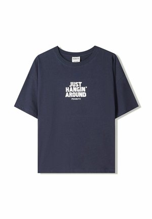 Marineblå bomulds T-shirt med korte ærmer, rund halsudskæring og hvid grafisk tekst, der står "BARE HÆNGER UD PEANUTS."