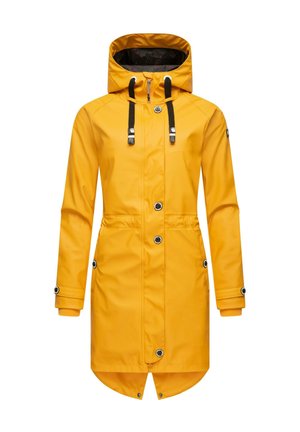 Chaqueta impermeable amarilla con capucha, cuerdas negras, botones a presión y un dobladillo trasero ligeramente más largo para mayor cobertura. Textura suave.
