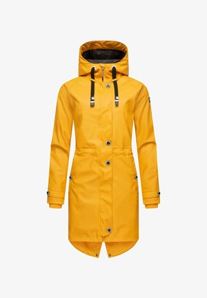 Chaqueta impermeable amarilla con capucha, cuerdas negras, botones a presión y un dobladillo trasero ligeramente más largo para mayor cobertura. Textura suave.