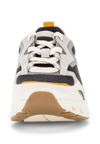 Sneaker met een bovenwerk van mesh en synthetisch materiaal in zwart en grijs, witte tussenzool, oranje accent en beige rubberen buitenzool. Heeft een klassiek vetersluitingsontwerp.