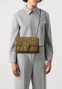 Pinko LOVE ONE CLASSIC - Torba čez telo - piantagione/antique gold-coloured