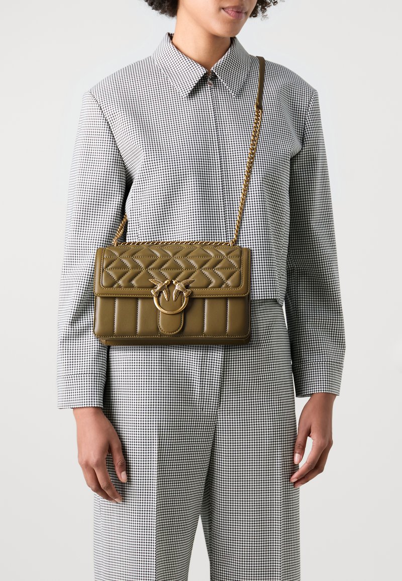 Pinko LOVE ONE CLASSIC - Torba čez telo - piantagione/antique gold-coloured