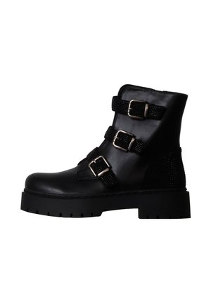 Bottine en cuir noir avec trois sangles réglables à boucle et une semelle épaisse crantée.