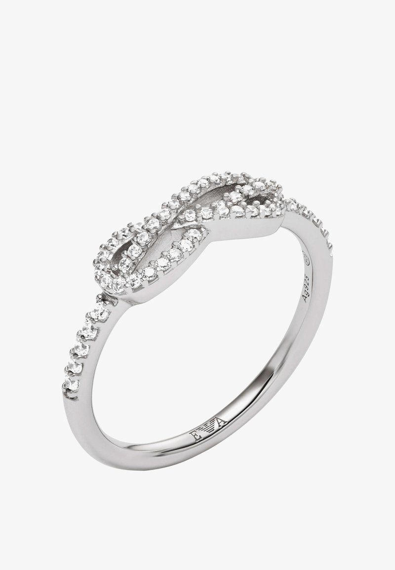 Sörring i silver med en vriden design, prydd med små klara ädelstenar längs ringen och på toppen, vilket skapar en glittrande effekt.