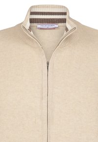 Beige Zip-up-Pullover mit gerippter Textur, hohem Kragen und braun-weißen gestreiften Akzenten im Nackenbereich. Markenetikett sichtbar.