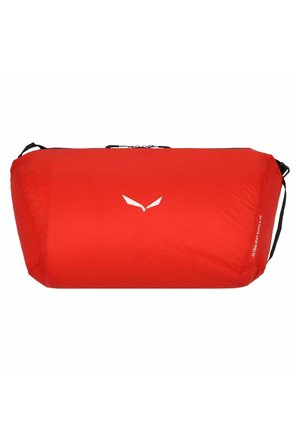 Rote wasserdichte Reisetasche mit runder Form. Verfügt über ein weißes Logo und einen Reißverschluss, gestaltet für leichtes Reisen und Aufbewahrung.