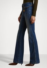 Lauren Ralph Lauren Petite CHAIN-TRIM HIGH-RISE FLARE JEAN - Wide leg - harvest wash
