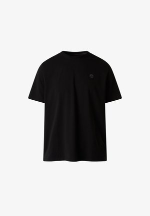 T-shirt nera a maniche corte con girocollo e piccolo logo circolare sul petto a sinistra, mostrata su uno sfondo bianco semplice.