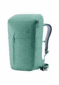 Zaino minimalista verde con cerniera verticale frontale, spallacci in rete imbottiti e cintura regolabile con fibbia, mostrato su sfondo bianco.