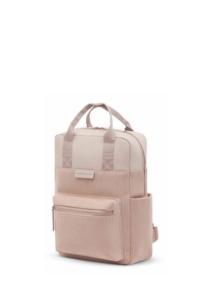 Sac à dos en velours côtelé rose clair avec poche zippée à l'avant, poche latérale, double poignée supérieure et étiquette Kapten & Son sur le panneau avant.