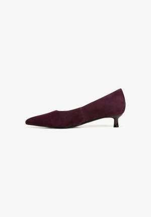 Chaussure à talon haut en daim violet avec un bout pointu et un talon bas effilé. Texture lisse et design minimaliste sans marque visible.