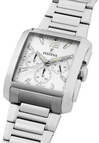 Montre en acier inoxydable argenté avec un boîtier rectangulaire, un cadran blanc, trois sous-cadrans et des marqueurs luminescents. Elle est dotée d'un bracelet en métal poli.