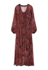 Largo vestido fluido con un patrón de paisley en rojo y naranja, escote en V, cintura fruncida y mangas abullonadas de tres cuartos.