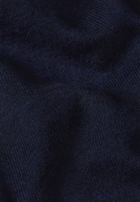 Dunkelblaues Strickgewebe mit weicher Textur, das ein feines Rippmuster und einen leichten Glanz aufweist. Glatte Oberfläche mit subtilen Variationen in der Tiefe.