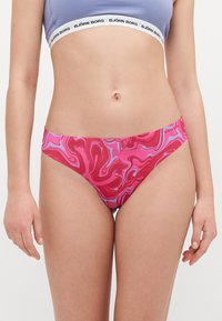 Rosa og røde marmorert bikiniunderdeler med blå detaljer, laget av et glatt og elastisk materiale. Har en logo-bredde.