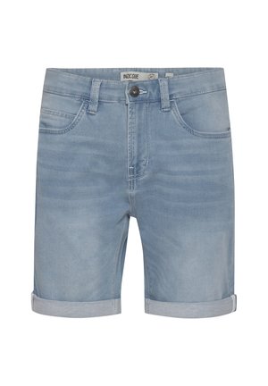 Lyse blå denimshorts med oppbrettkant, som har fem lommer, knappelukking og subtile falminger gjennom stoffet.