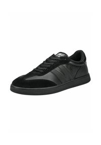 Schwarze Sneakers aus einer Kombination von glattem Leder und Wildleder, mit einem Schnürdesign, strukturierten Akzenten und einer flachen Gummisohle.