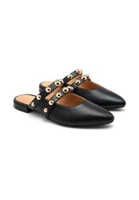 Mules en cuir noir avec des orteils pointus, dotés de deux sangles horizontales ornées de sphères métalliques dorées et d'un talon bas et plat.