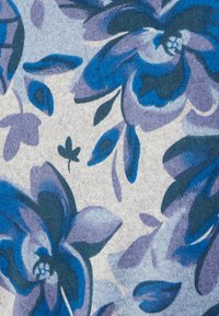 Tessuto floreale con grandi fiori blu e viola su uno sfondo grigio chiaro, che mette in risalto una consistenza morbida e dettagli intricati dei petali.