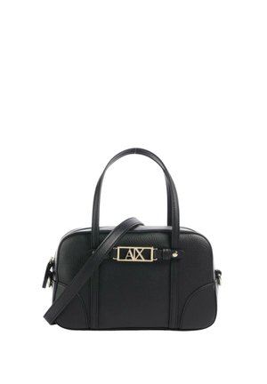 Czarna skórzana torebka z dwoma uchwytami, odpinanym paskiem na ramię oraz złocistą plakietką z logo AX na przedniej stronie.
