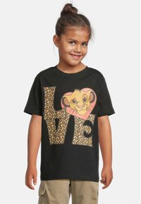 Juodas medvilnės T-shirt su leopardų raštu užrašu "MEILĖ" ir širdyje esančiu animaciniu liūto veidu. Trumpomis rankovėmis ir standartinio kirpimo.