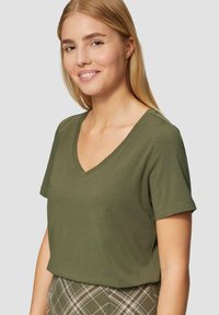 s.Oliver MIT V-AUSSCHNITT - T-Shirt basic - olivgrün