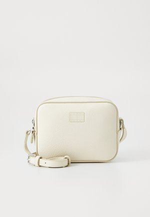 Bolso bandolera de cuero blanco con superficie texturizada, forma rectangular, correa ajustable y un pequeño logotipo de la marca en la parte delantera.