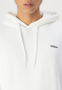 Hollister Co. Relaxed Logo Hoodie - Φούτερ - bright white