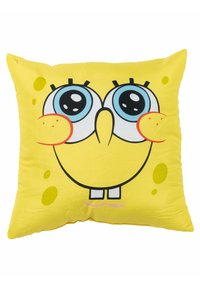 Cuscino quadrato giallo con il volto di un personaggio dei cartoni animati, grandi occhi blu, guance rosa e dettagli neri. Tessuto liscio con leggere macchie.