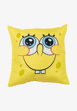 Cuscino quadrato giallo con il volto di un personaggio dei cartoni animati, grandi occhi blu, guance rosa e dettagli neri. Tessuto liscio con leggere macchie.