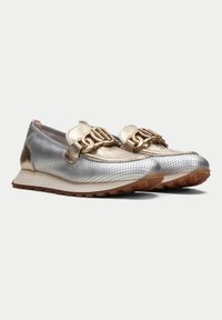 Sneaker metallici argento con accenti dorati, caratterizzati da texture perforata, suola in gomma chunky e hardware decorativo sulle cinghie.