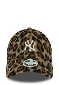 Gorra de béisbol con estampado de leopardo, logotipo "NY" bordado en blanco y pegatina ajustable "9FORTY Women" en el visor curvado.