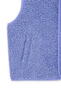 Gilet en polaire violet clair avec une surface texturée et duveteuse. Comprend une finition lisse et une poche latérale, conçu pour le confort et la chaleur.