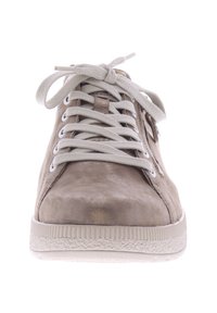 Lichtbruine sneaker met een gladde suède afwerking, witte rubberen zool en grijze veters. Voorzien van metalen veterogen en een zijrits.