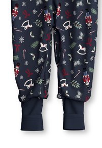 Navyblauwe pyjamabroek met een speelse print van notenkrakers, zuurstokken, hulst en sneeuwvlokken; ribbelbanden bij de enkels.