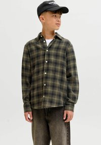 Knappet plaid skjorte i mørkegrøn og sort, lavet af blødt stof. Har en klassisk krave, lange ærmer og en afslappet pasform.