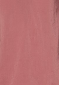 Tessuto rosa con una texture liscia e leggermente lucida, caratterizzato da un colore uniforme e da leggere variazioni superficiali. Adatto per rivestimenti o abbigliamento.