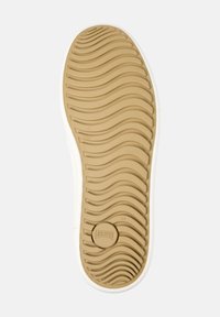 Suola di una scarpa con un motivo testurizzato ondulato in gomma beige. Presenta un bordo esterno bianco e un logo circolare con il numero 42.