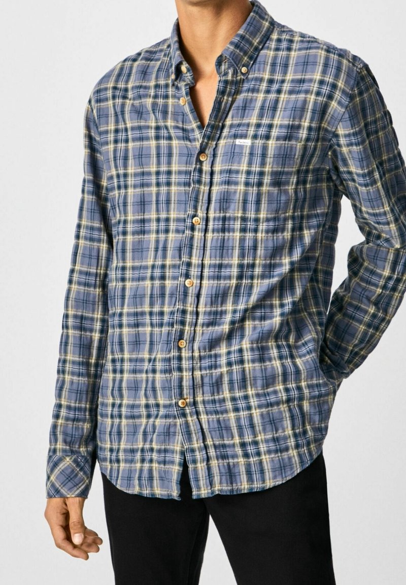 Camisa de cuadros azul con líneas amarillas y blancas, de material de algodón, con collar, mangas largas y botones de madera.